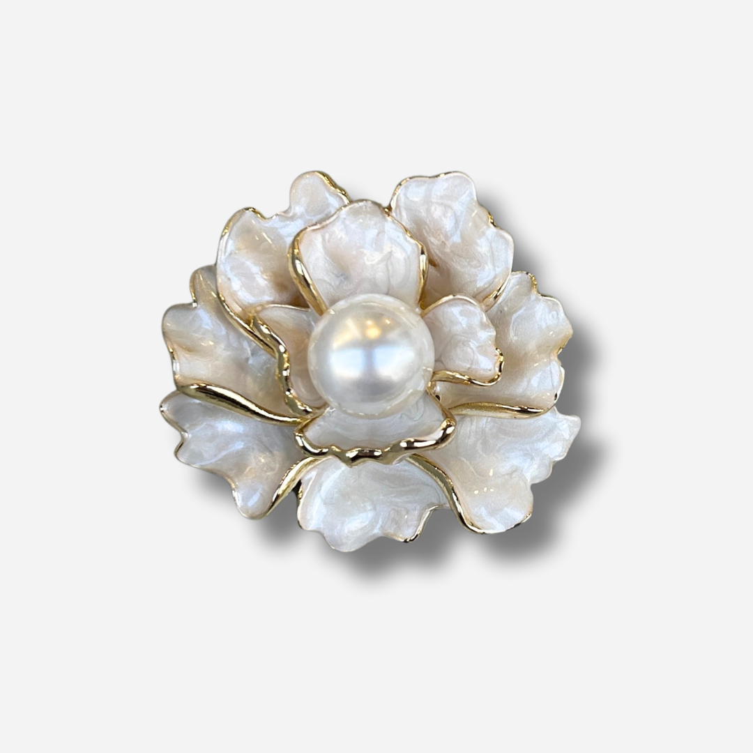 Broche aimantée fleur blanche nacrée avec perle