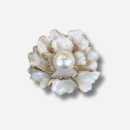 Broche aimantée fleur blanche nacrée avec perle