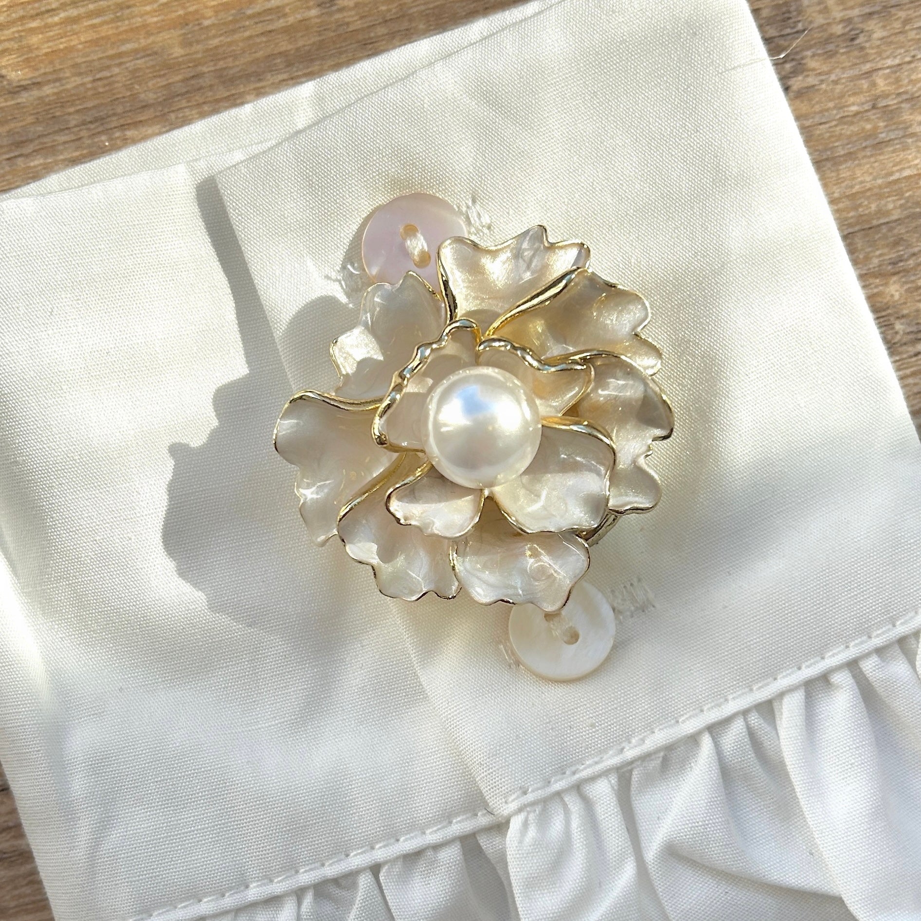 Détail broche aimantée fleur blanche nacrée