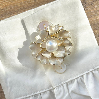 Détail broche aimantée fleur blanche nacrée