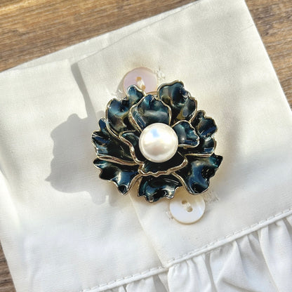 Détail broche aimantée fleur bleue pétales ondulés