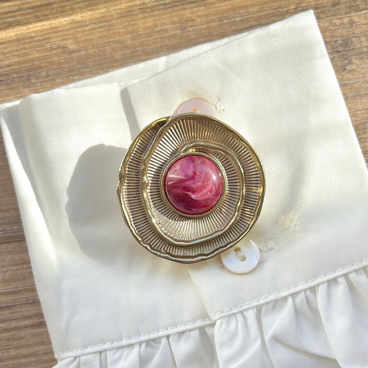 Détail broche fleur bordeaux cabochon marbré