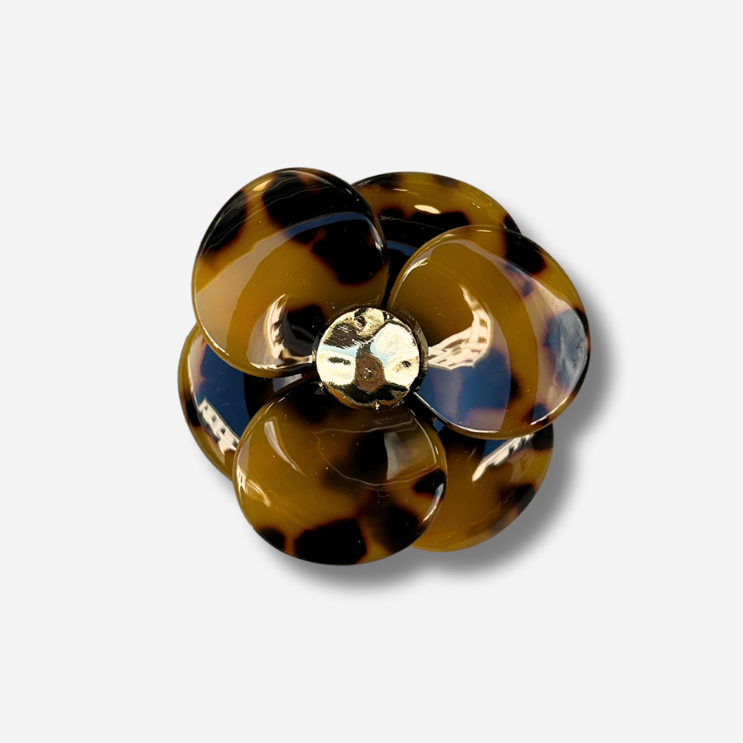 Broche bijou femme camélia léopard en résine brillante