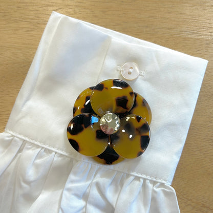 Détail broche camélia léopard cœur doré