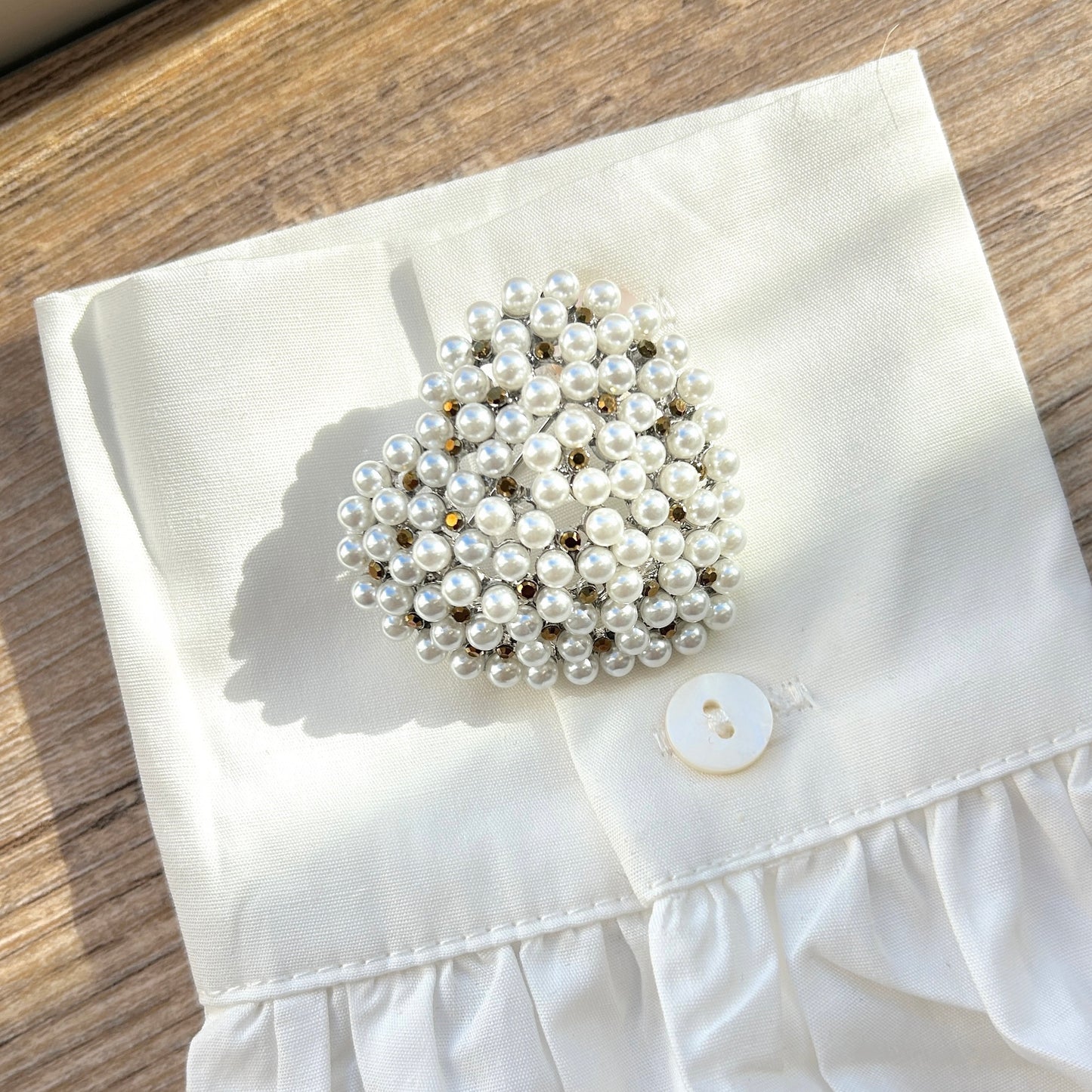 Détail broche cœur perles nacrées