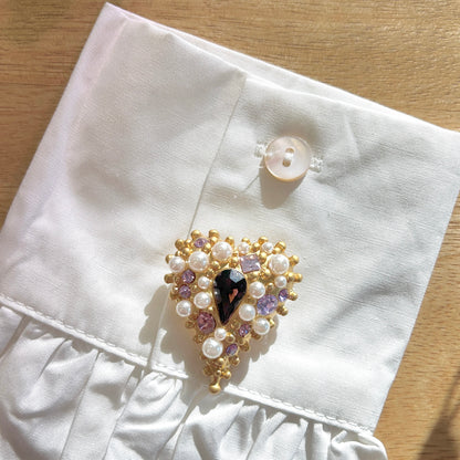 Détail broche cœur violet monture dorée et perles