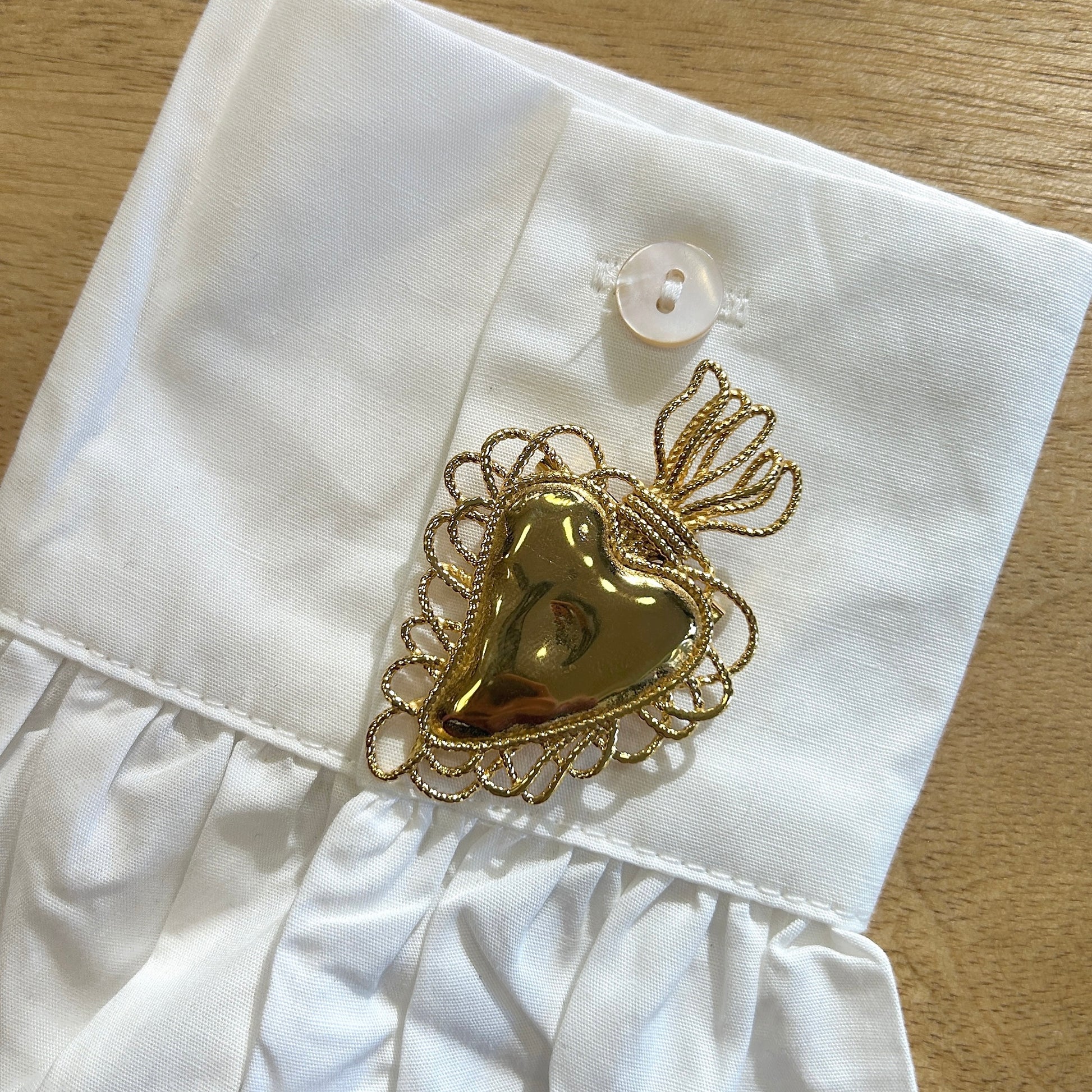 Détail broche ex-voto doré ajouré