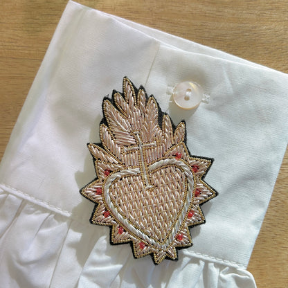 Détail broche feu sacré broderie textile