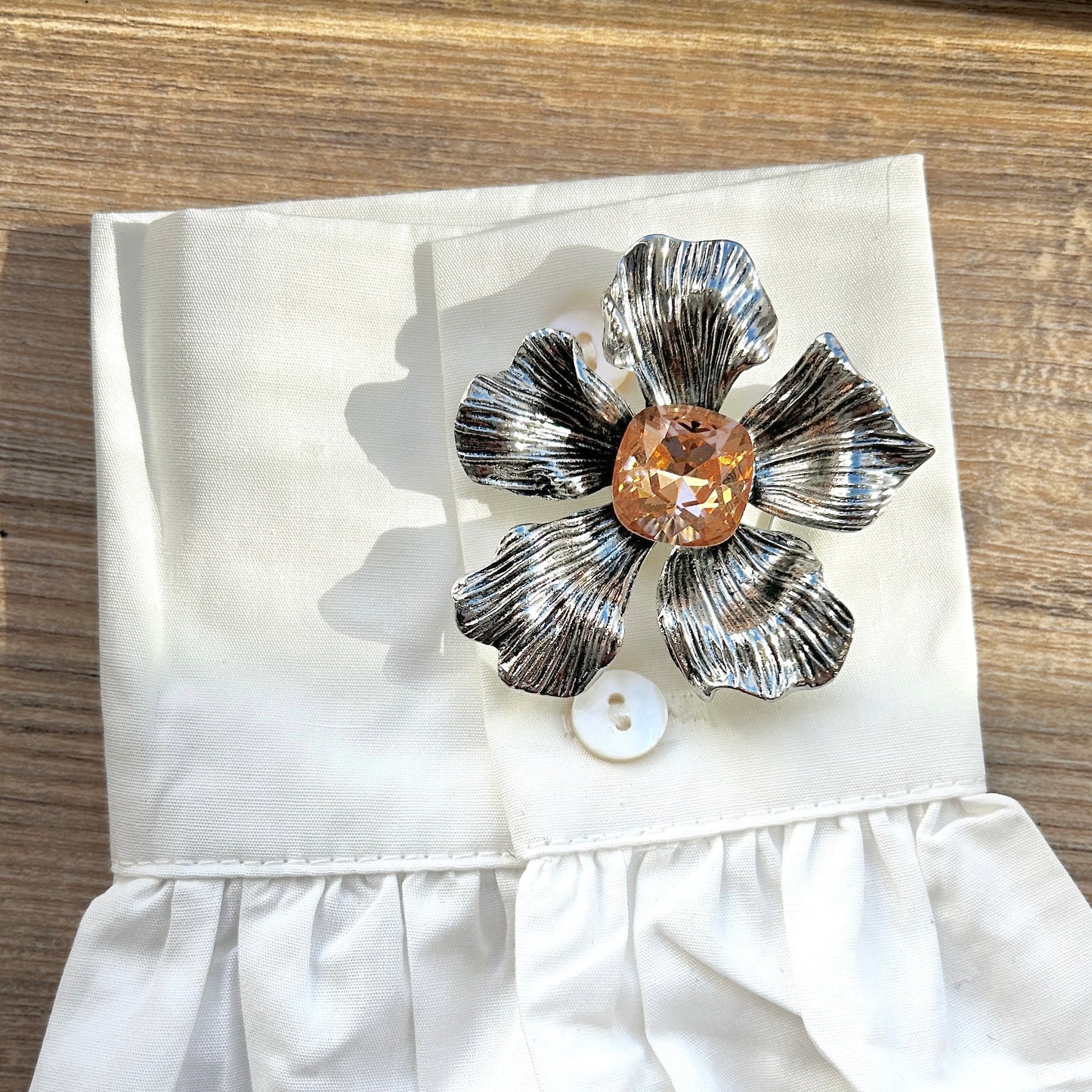 Détail broche fleur argent texturée