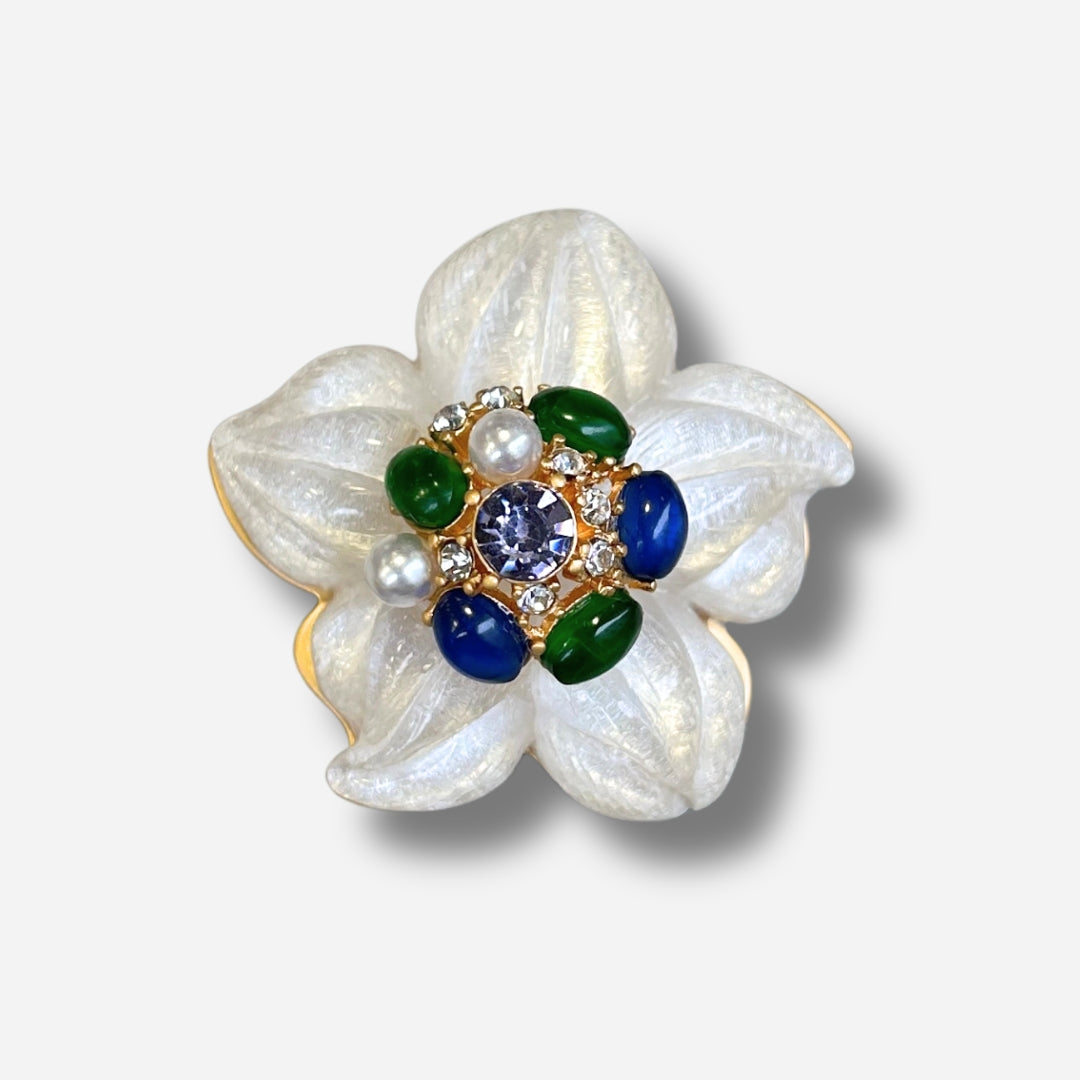 Broche bijou femme fleur blanche nacrée pétales translucides et centre coloré