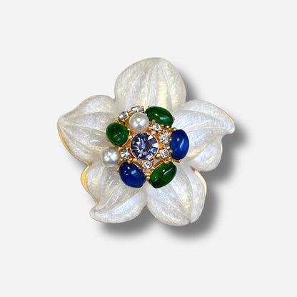 Broche bijou femme fleur blanche nacrée pétales translucides et centre coloré