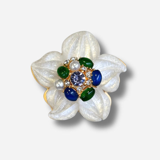 Broche bijou femme fleur blanche nacrée pétales translucides et centre coloré