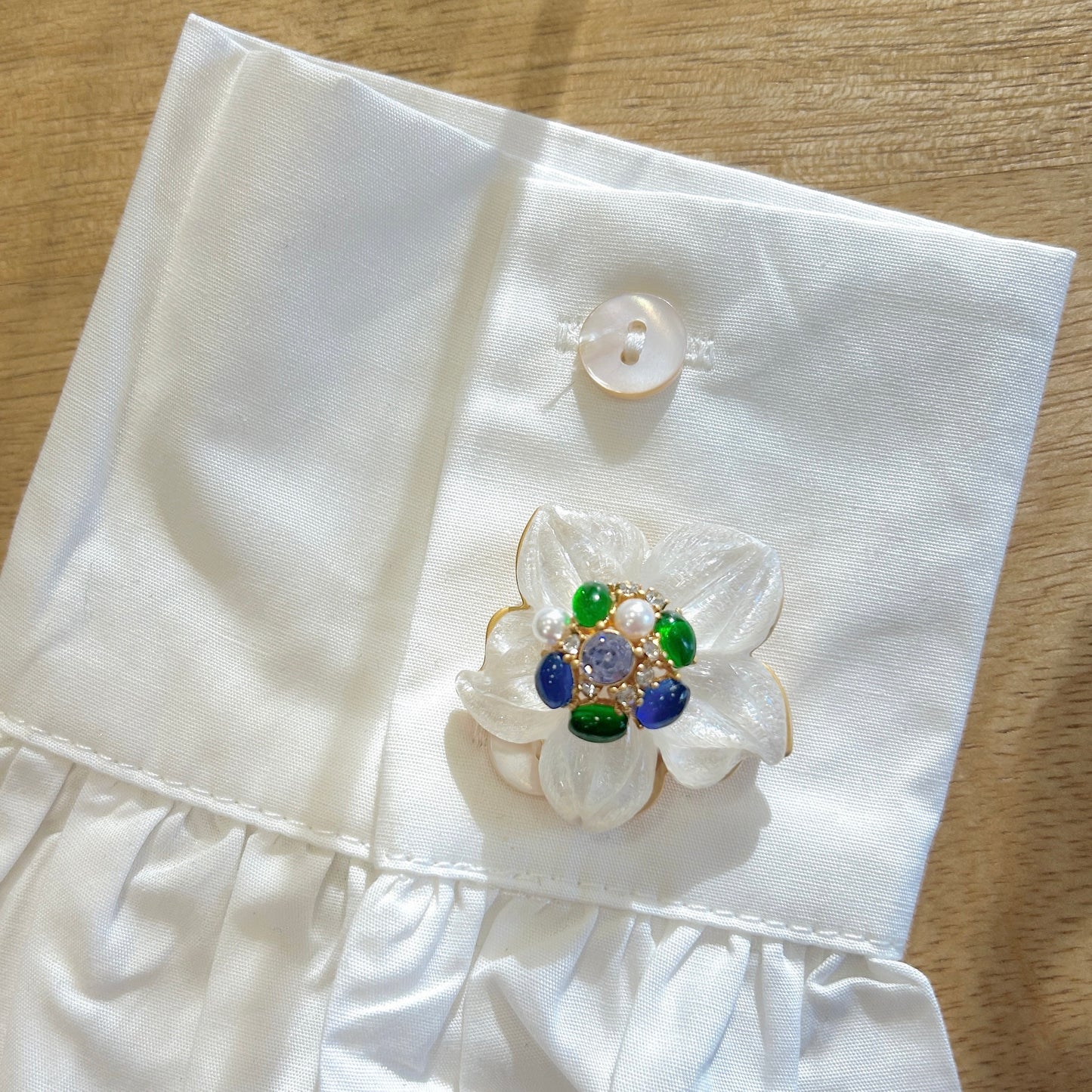 Détail broche fleur blanche nacrée