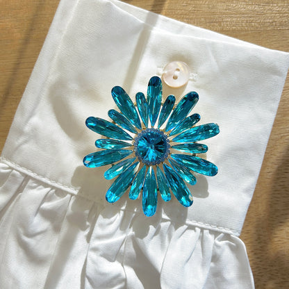 Détail broche fleur bleue strass