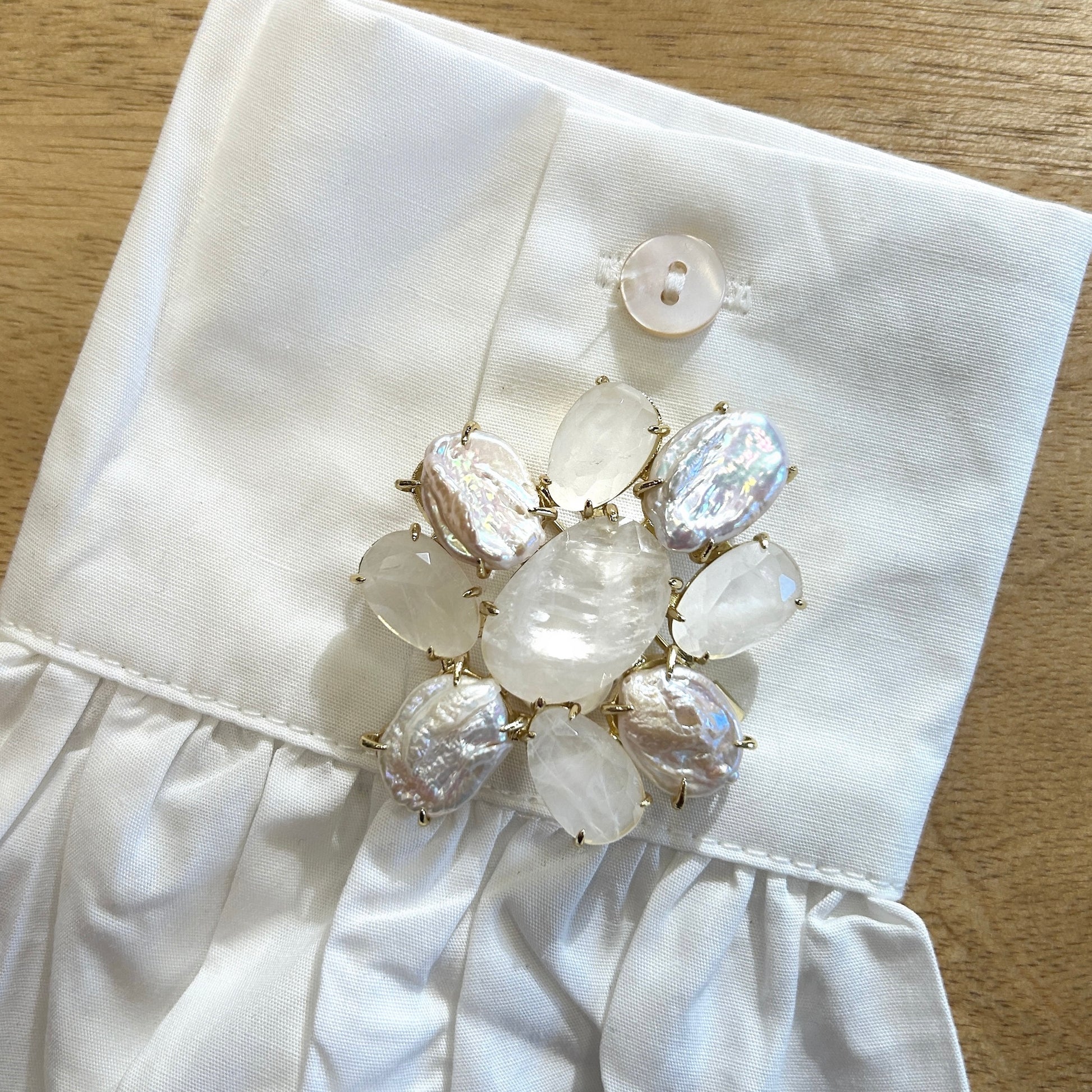 Détail broche fleur perles nacrées et pierres