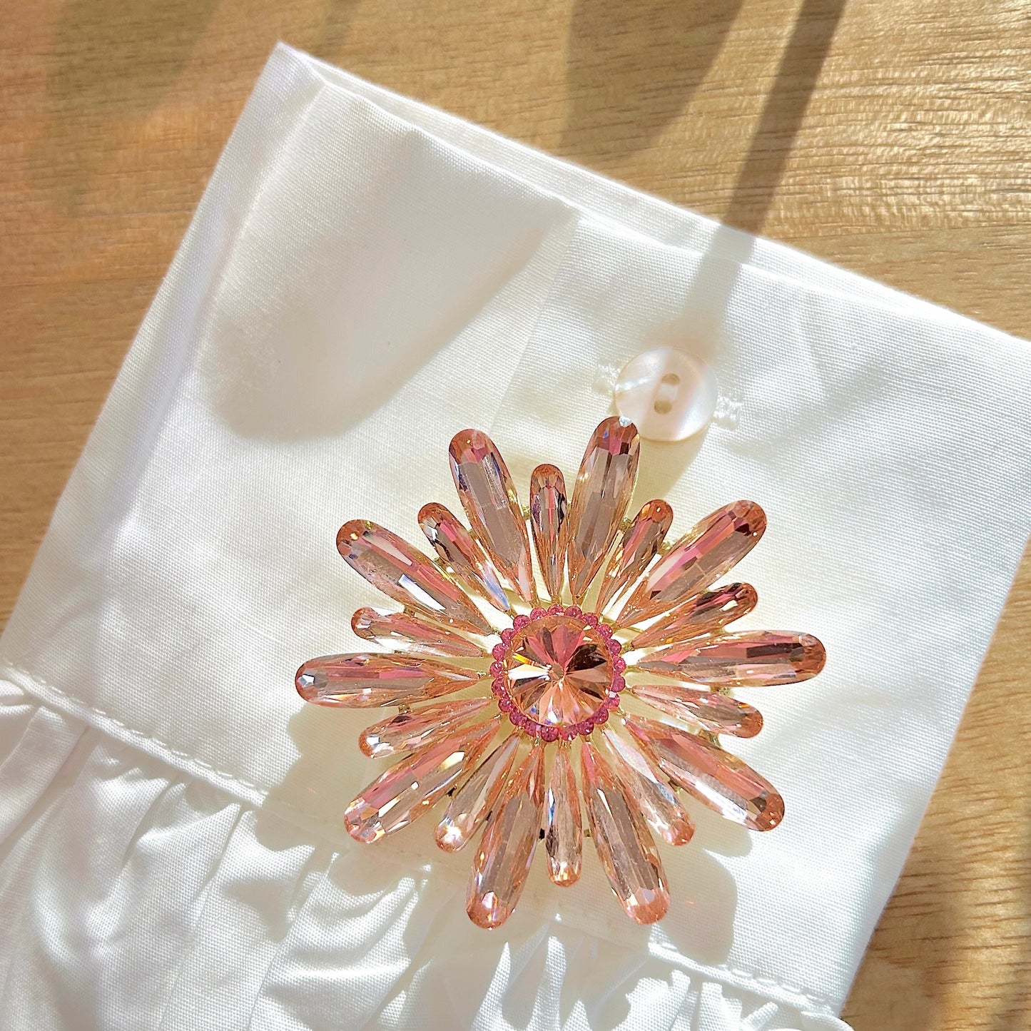 Détail de la broche fleur rose avec cristaux facettés