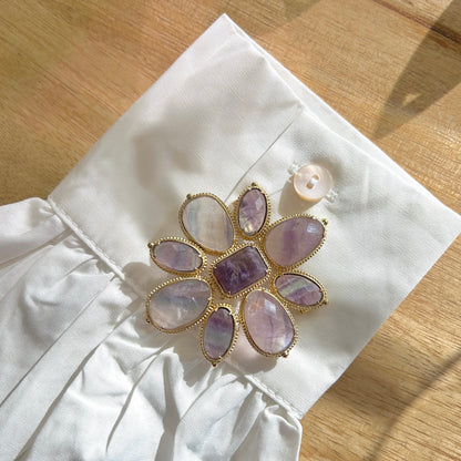 Détail de la broche fleur violette pierres facettées