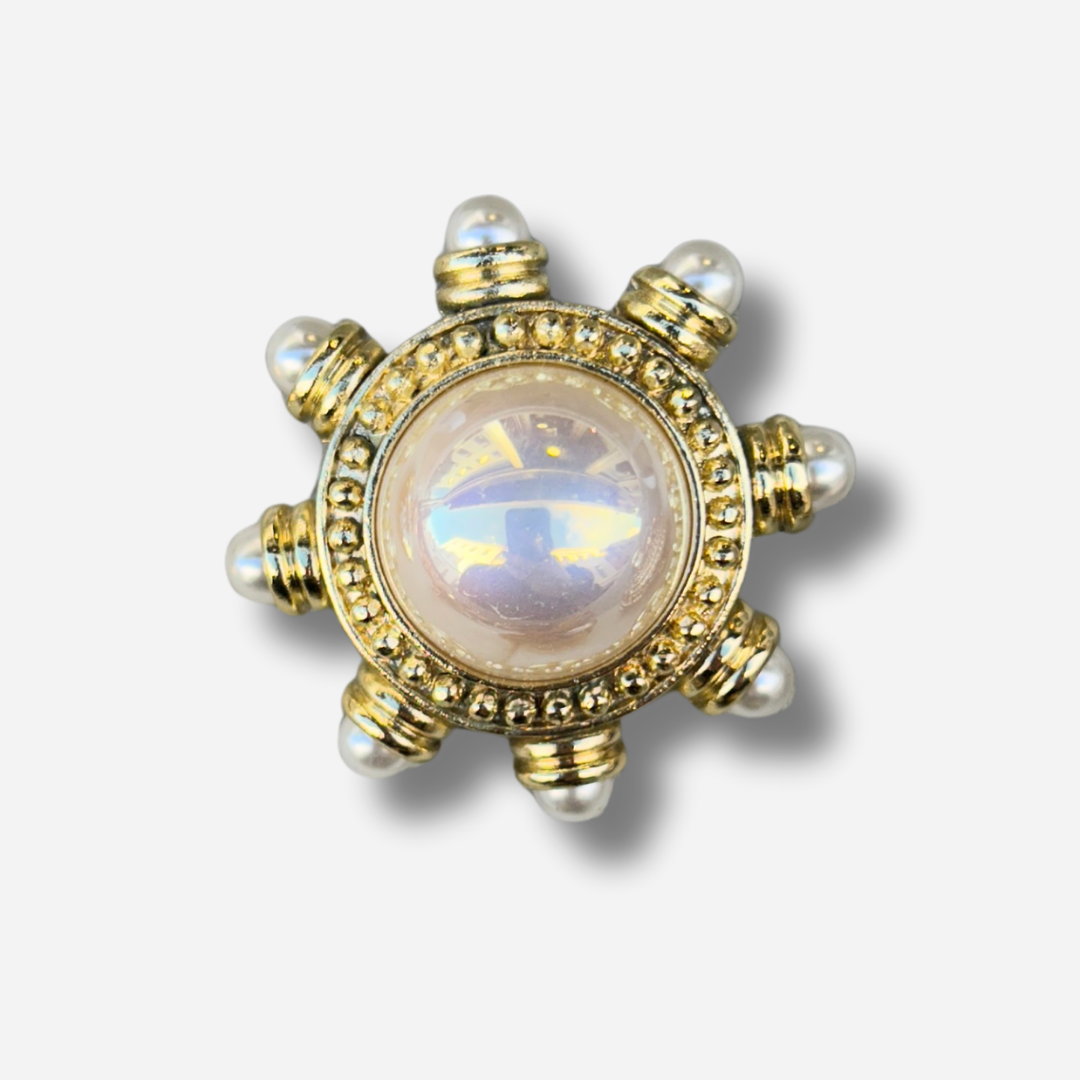 Broche bijou femme gouvernail doré avec perle centrale