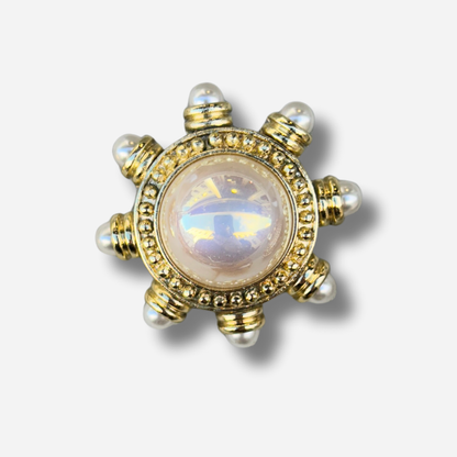 Broche bijou femme gouvernail doré avec perle centrale