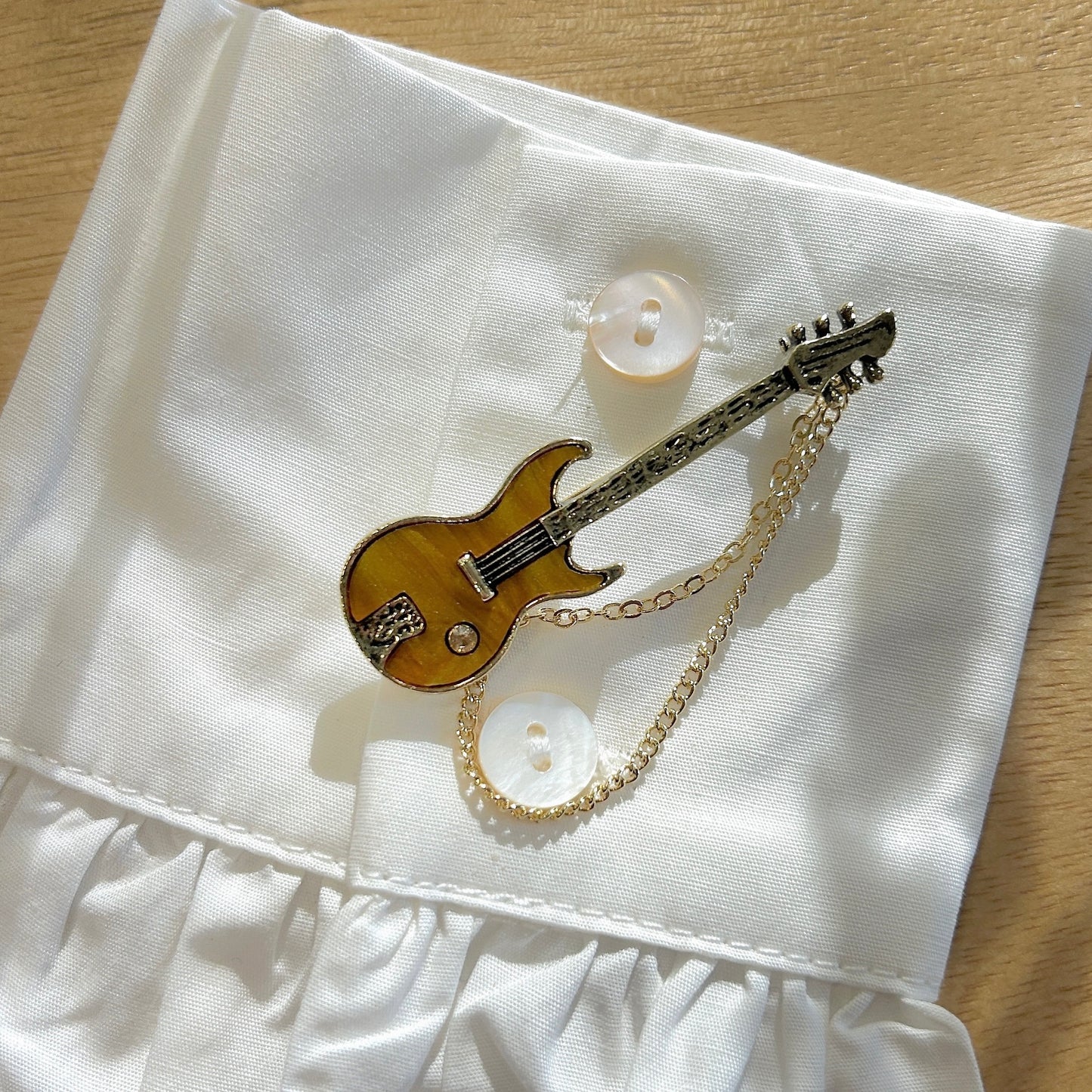 Détail broche guitare bijou femme