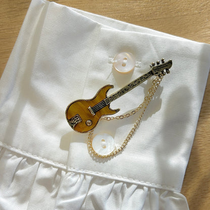 Détail broche guitare bijou femme
