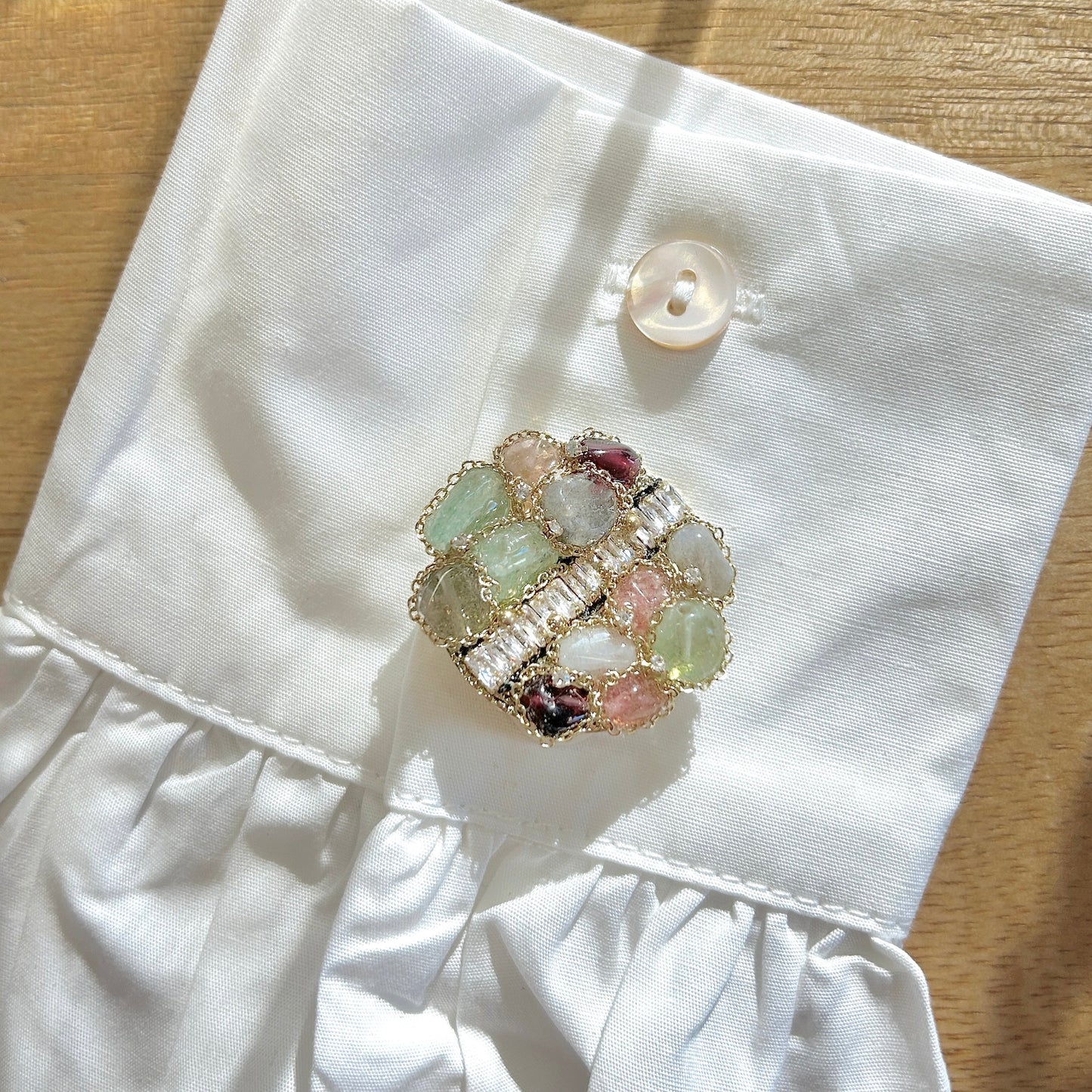 Détail broche mosaïque multicolore pierres serties