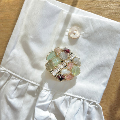 Détail broche mosaïque multicolore pierres serties