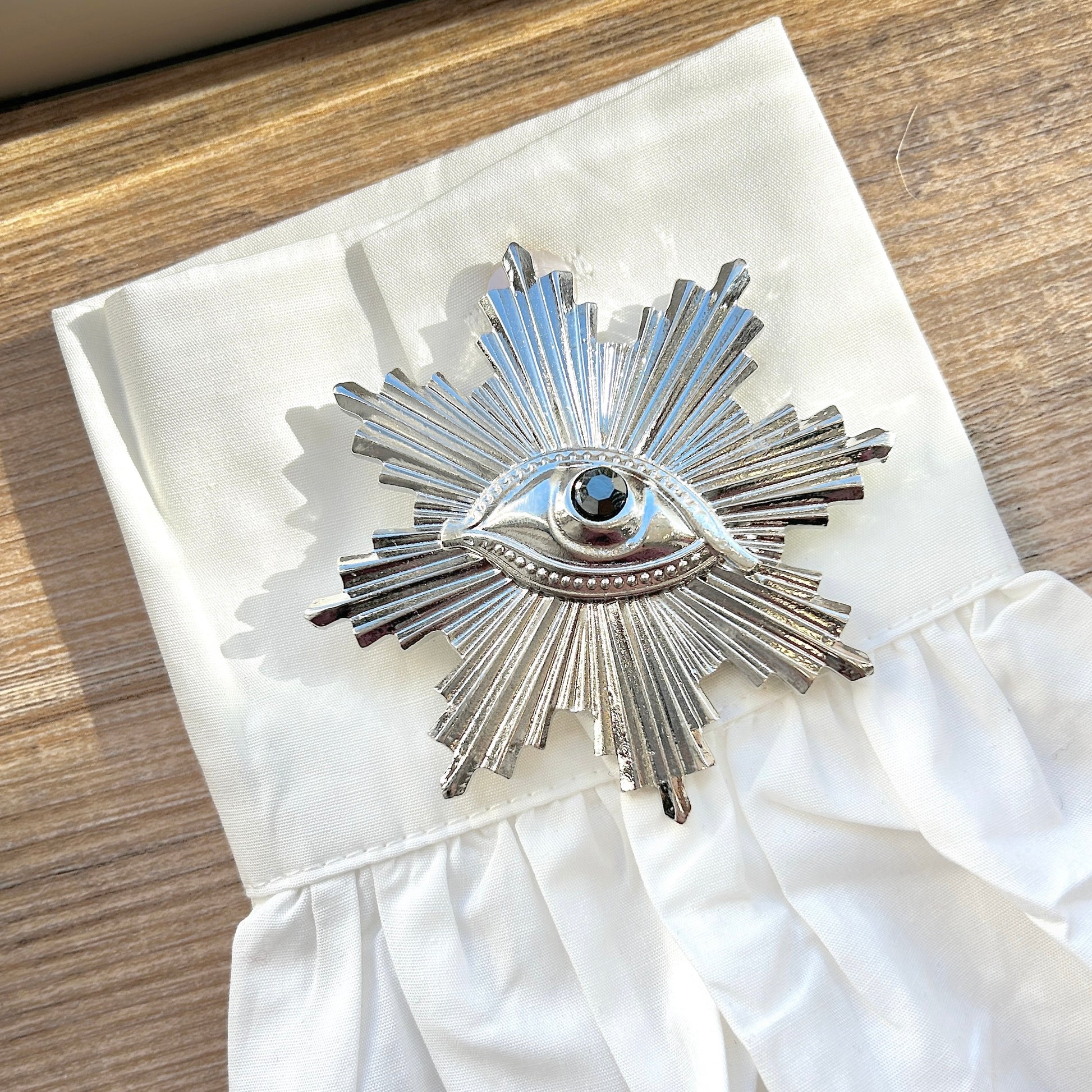 Détail broche œil argent rayonnant