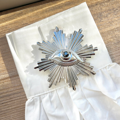 Détail broche œil argent rayonnant