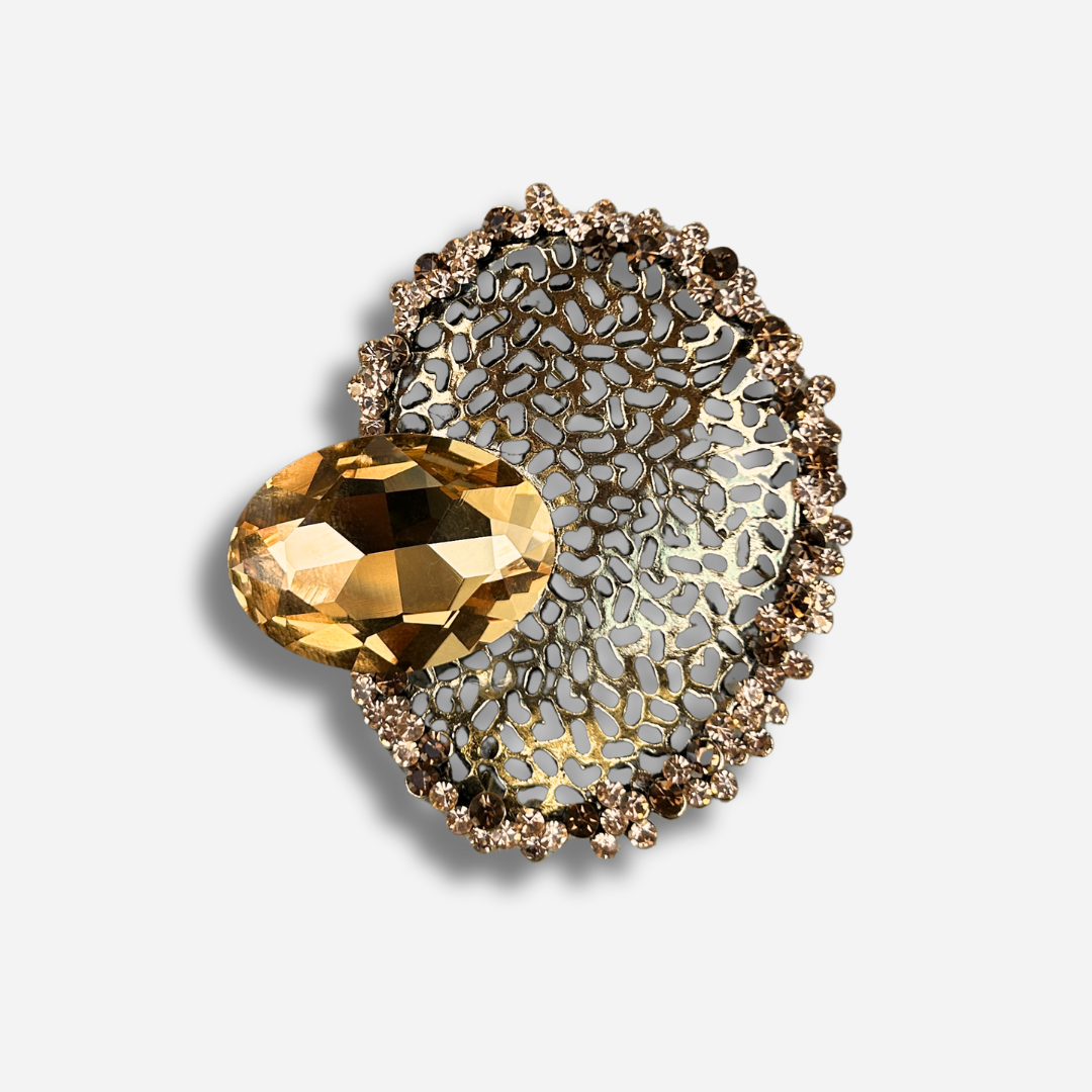 Broche bijou femme ovale dentelle dorée avec pierre facettée