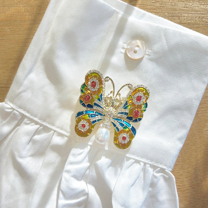 Détail broche papillon multicolore strass