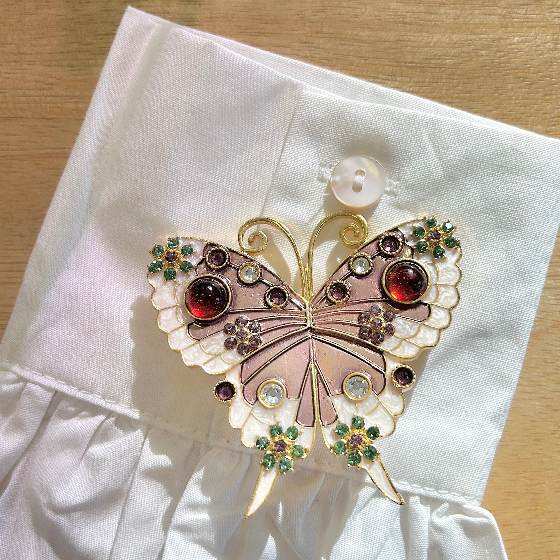 Détail de la broche papillon nude ailes serties de strass