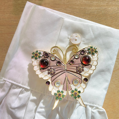 Détail de la broche papillon nude ailes serties de strass