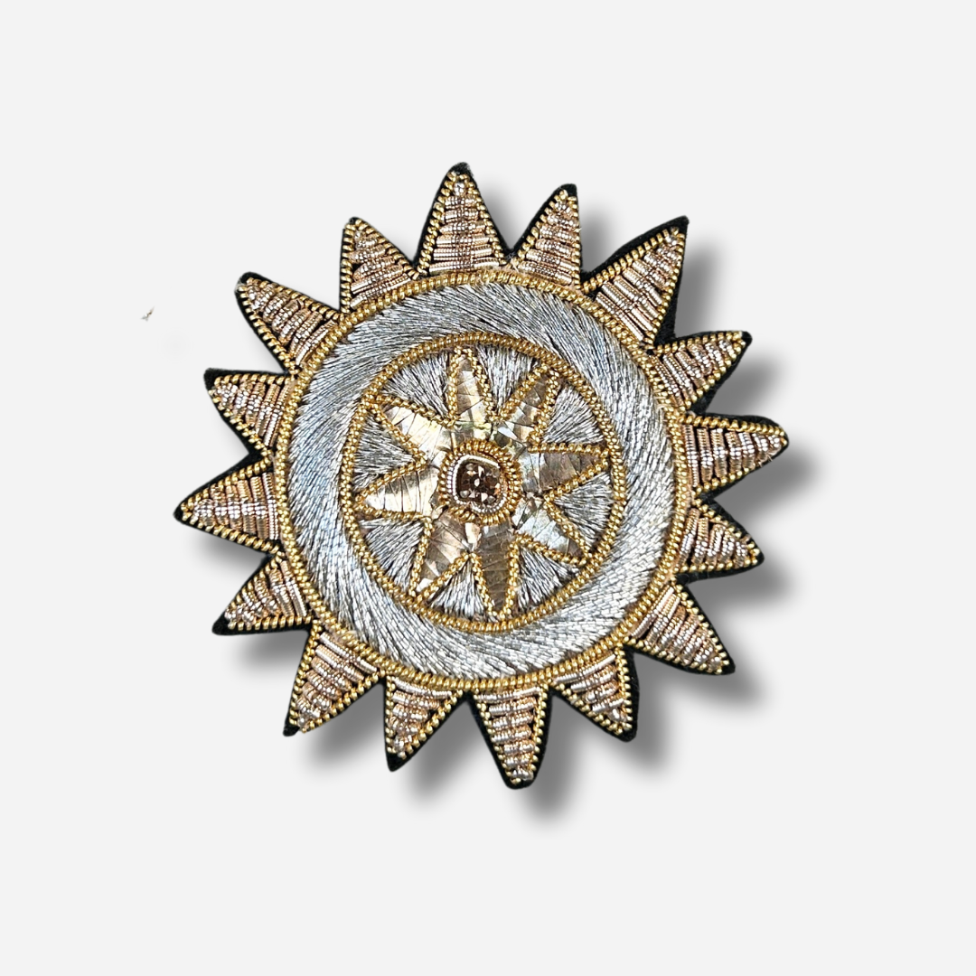 Broche bijou femme soleil tissu doré et argenté brodé