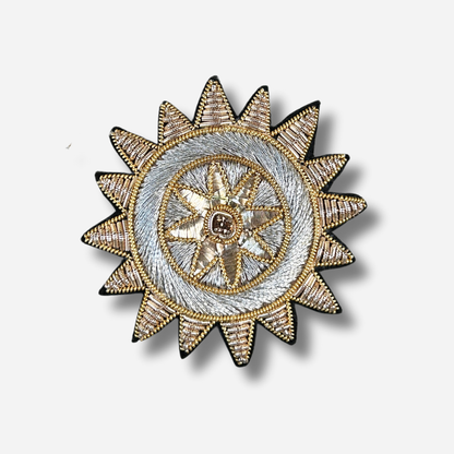 Broche bijou femme soleil tissu doré et argenté brodé