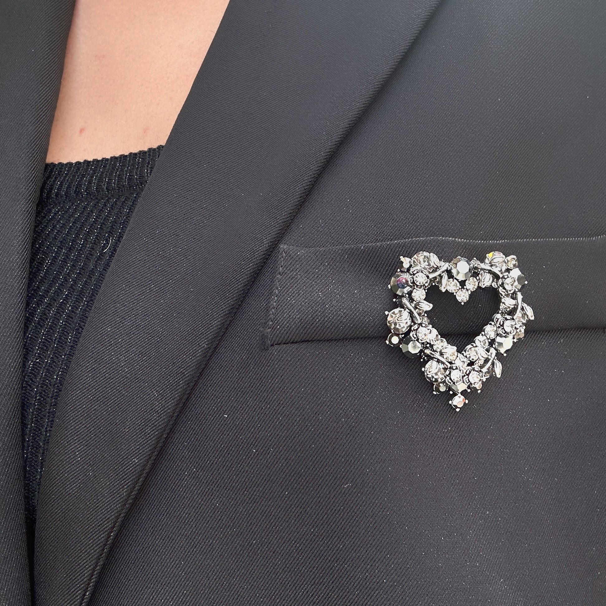 broche-coeur-noir-divinity-sete