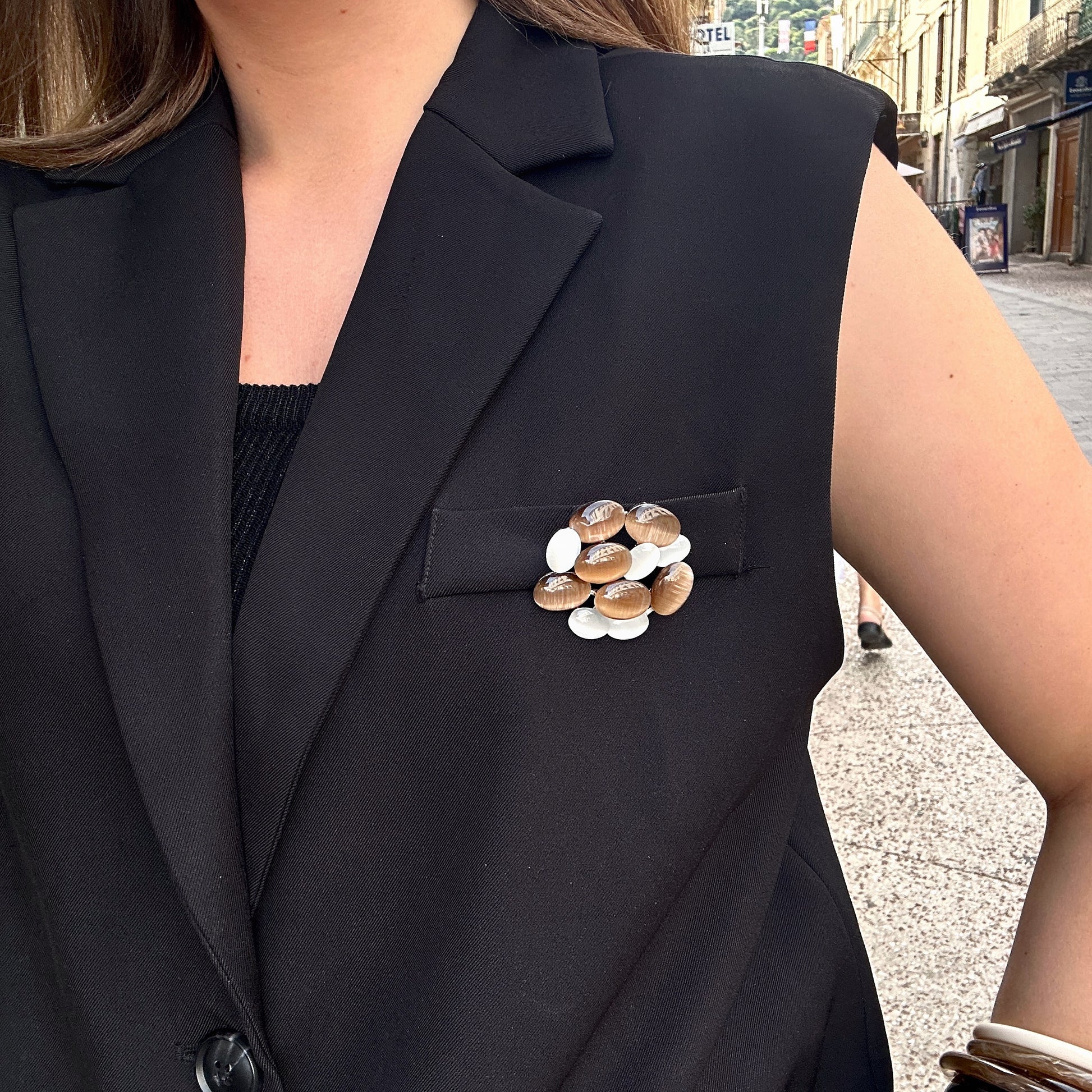 broche-oeil-de-chat-marron-blanc-divinity-sete