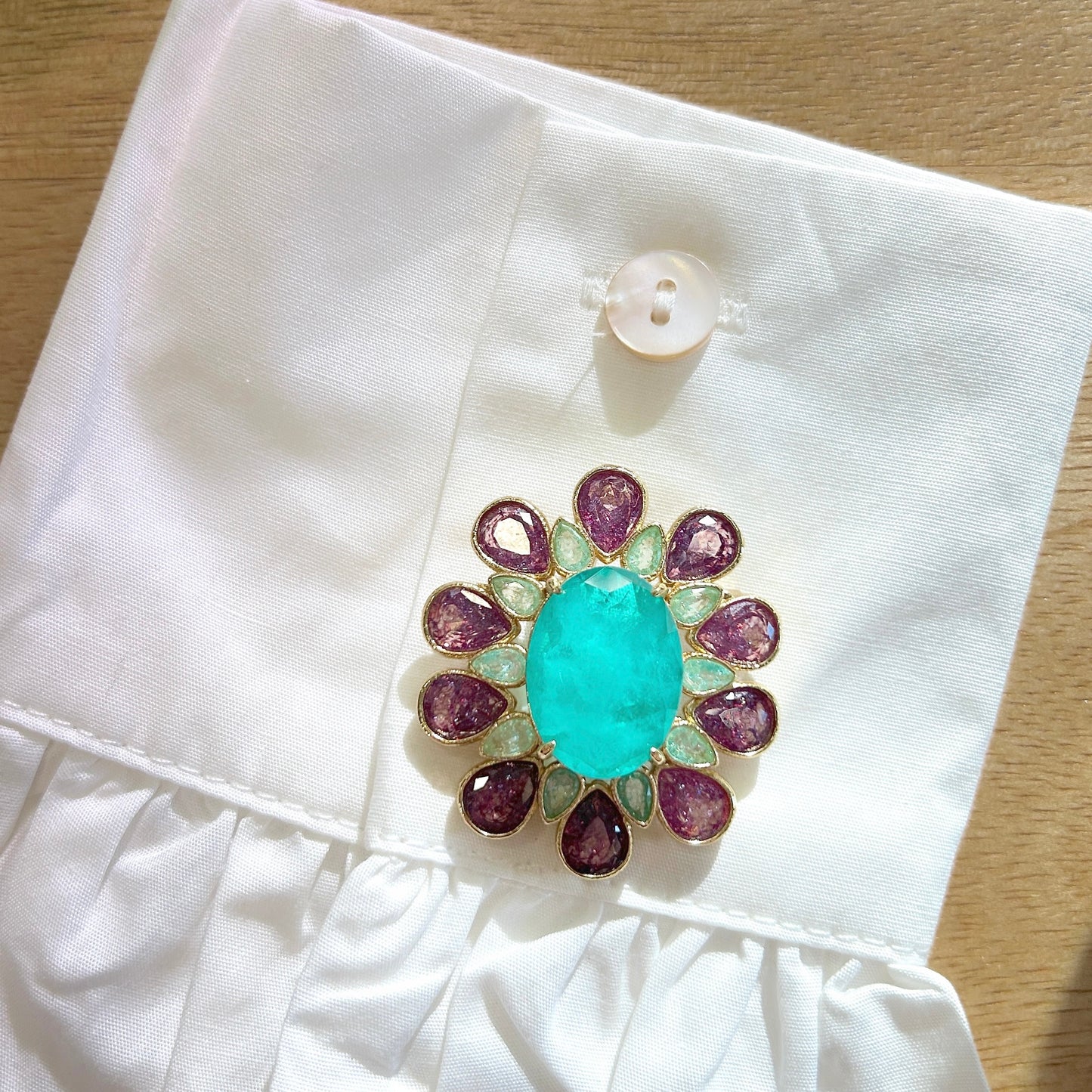 Détail de la broche rosace bleu turquoise et violet