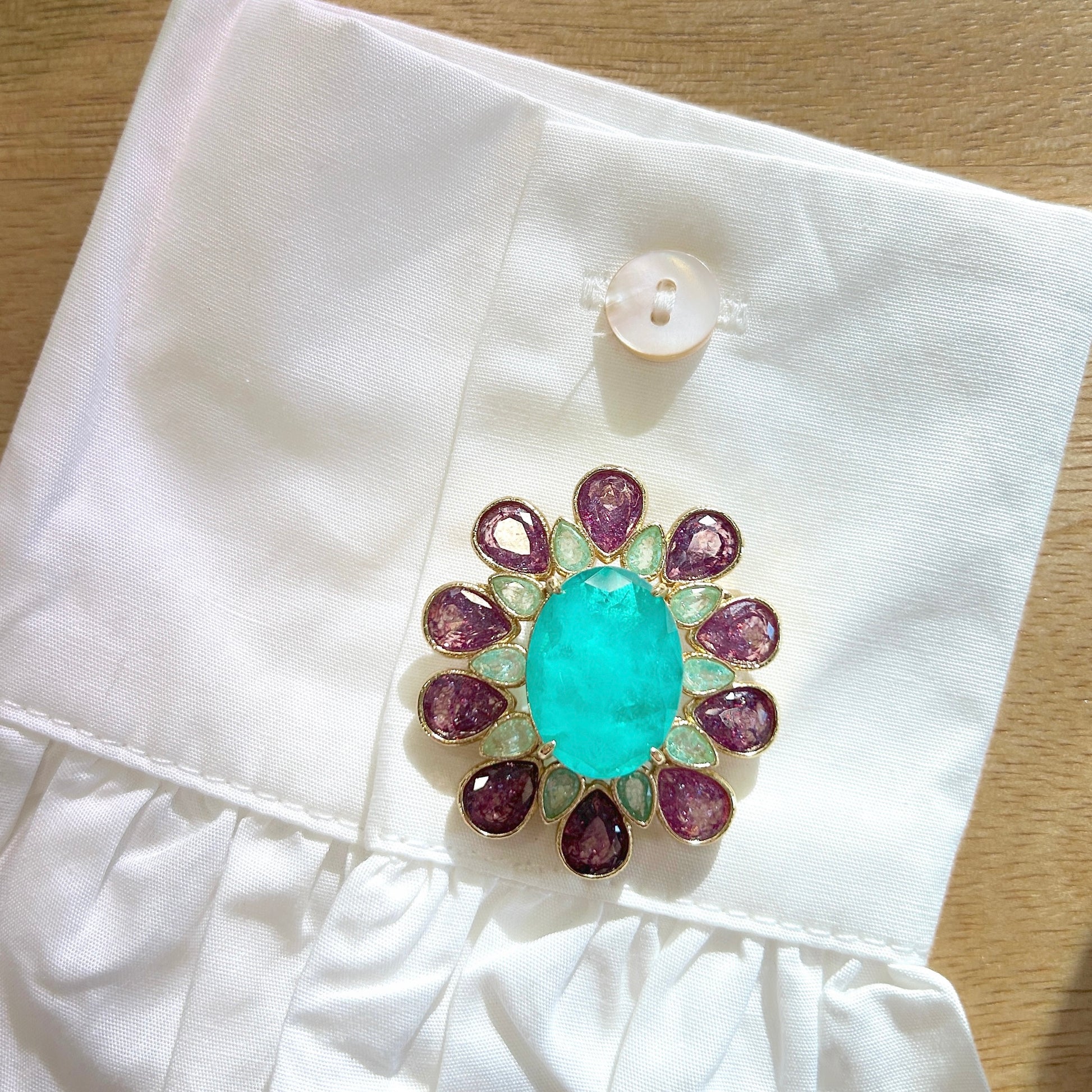 Détail de la broche rosace bleu turquoise et violet