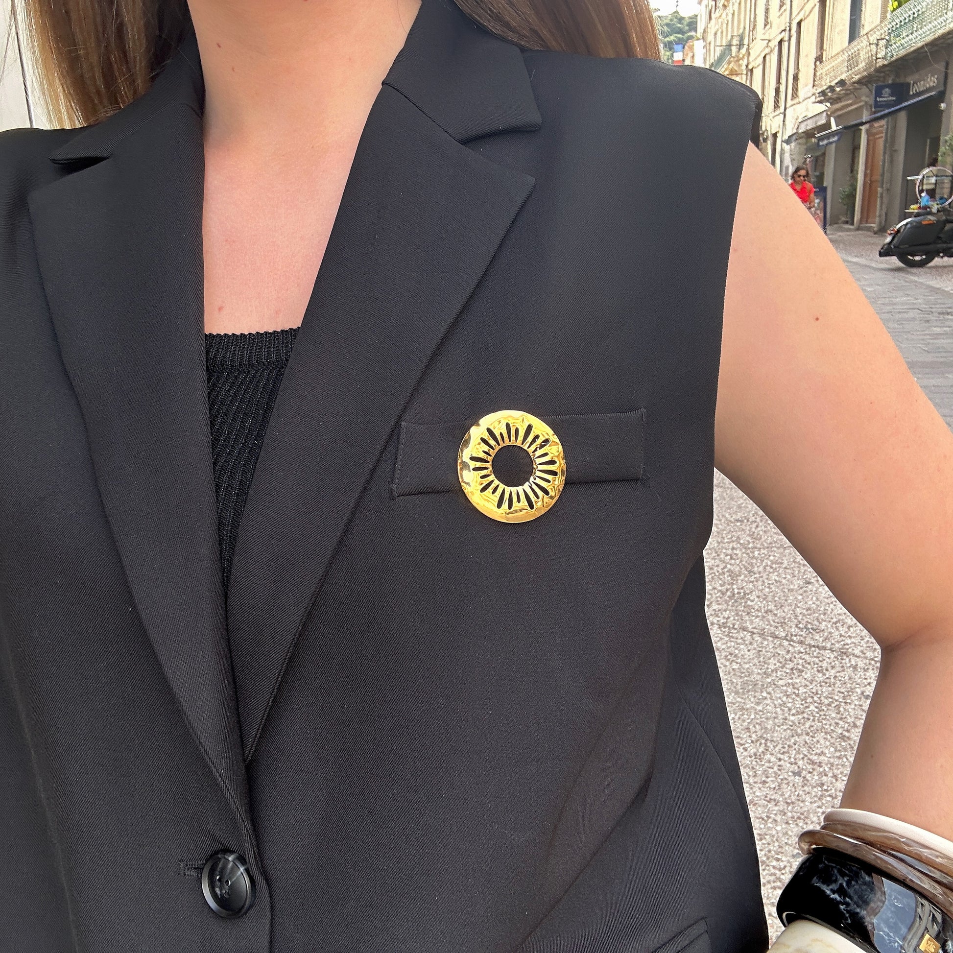 broche-soleil-martele-divinity-sete