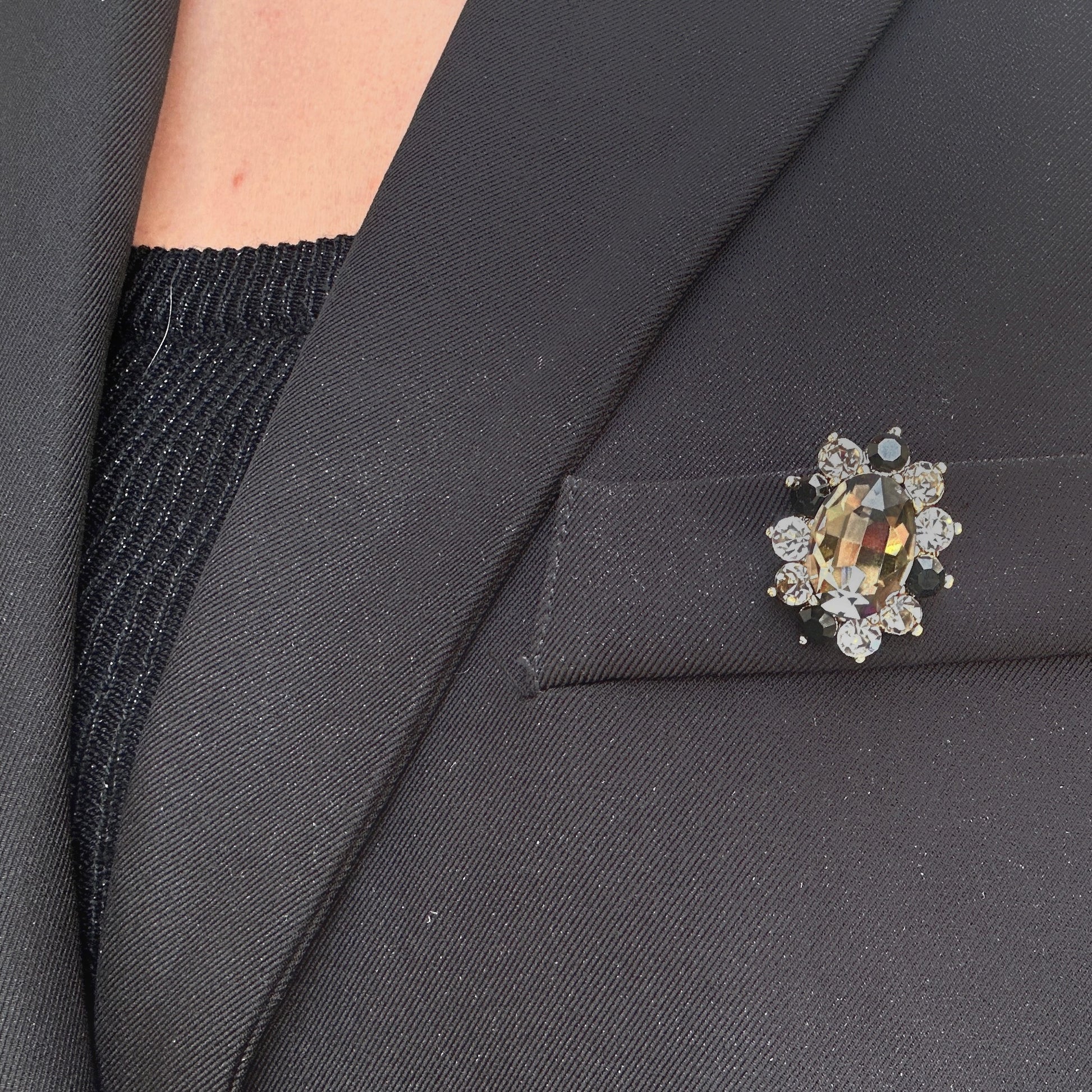 broche-strass-noir-divinity-sete