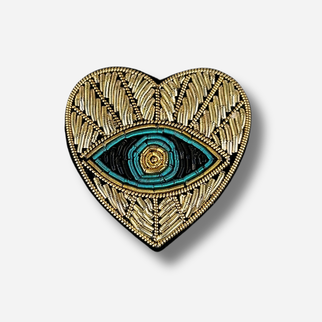 Broche tissu cœur avec œil bleu brodé et perles dorées
