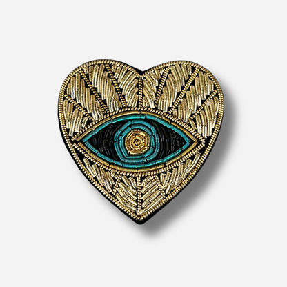 Broche tissu cœur avec œil bleu brodé et perles dorées