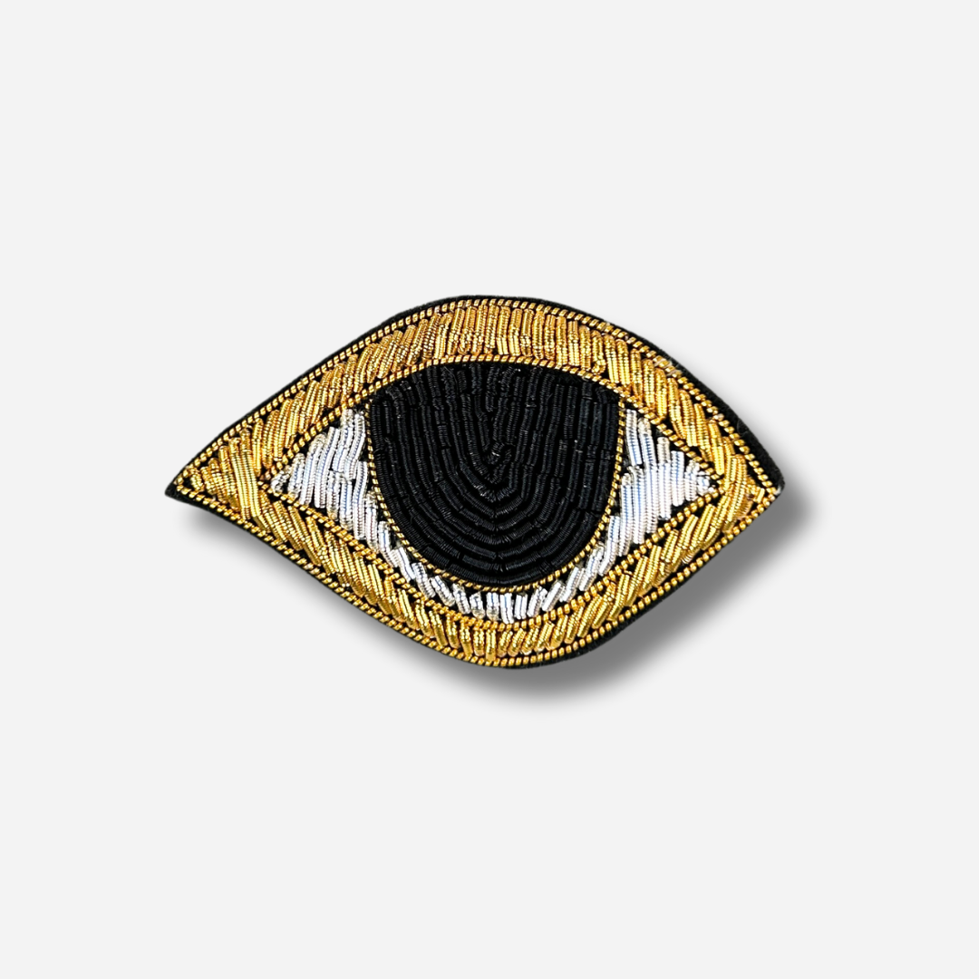 Broche tissu œil noir brodé avec détails dorés