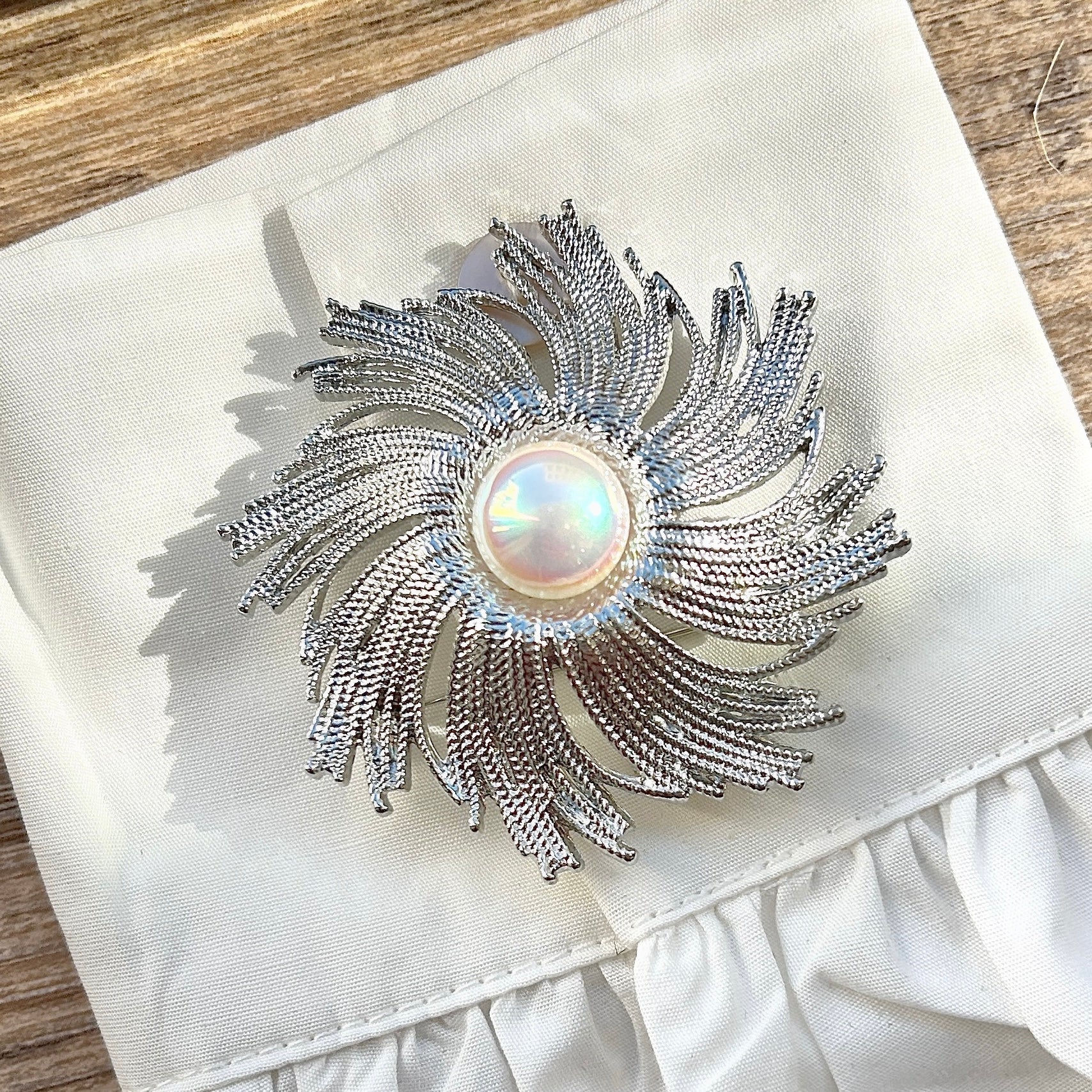 Détail broche tourbillon argent cabochon irisé