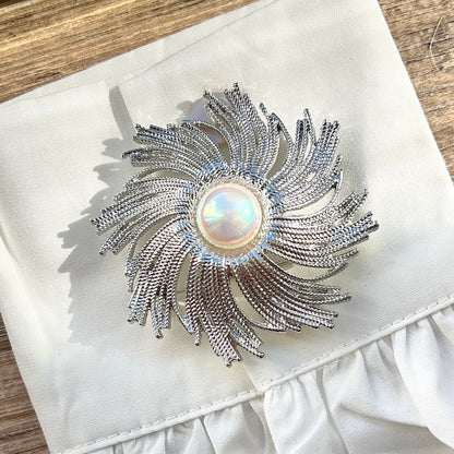 Détail broche tourbillon argent cabochon irisé