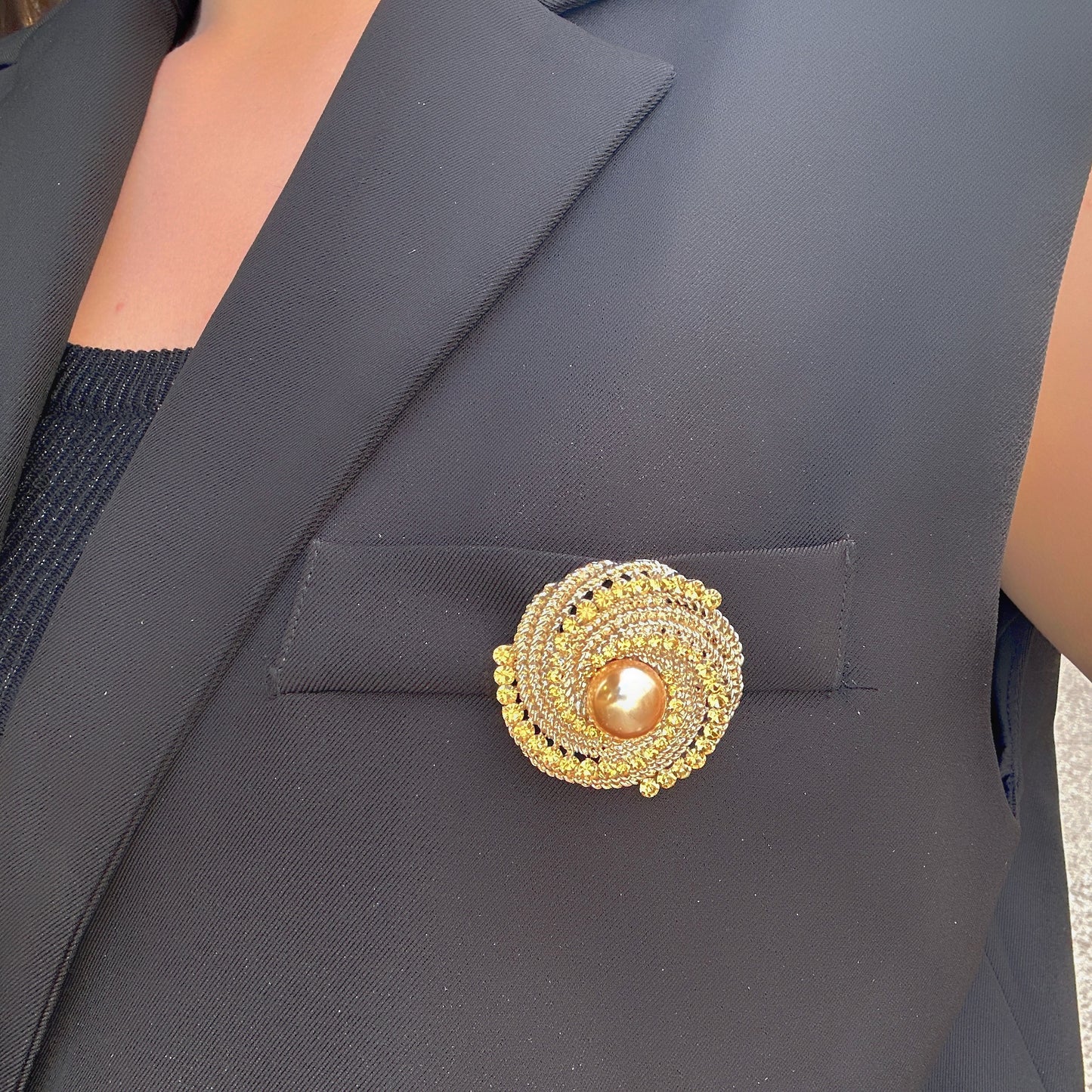 broche-tourbillon-perle-divinity-sete
