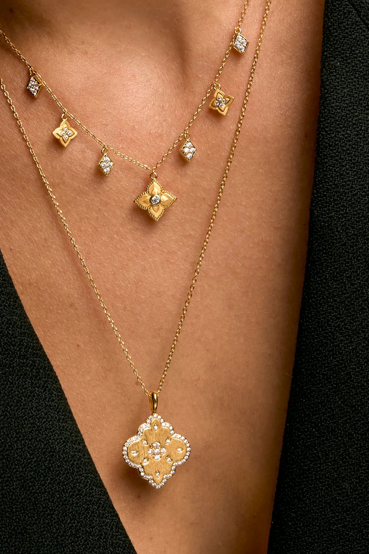 Collier Alhambra Gold MYA BAY pendentif doré serti de strass
