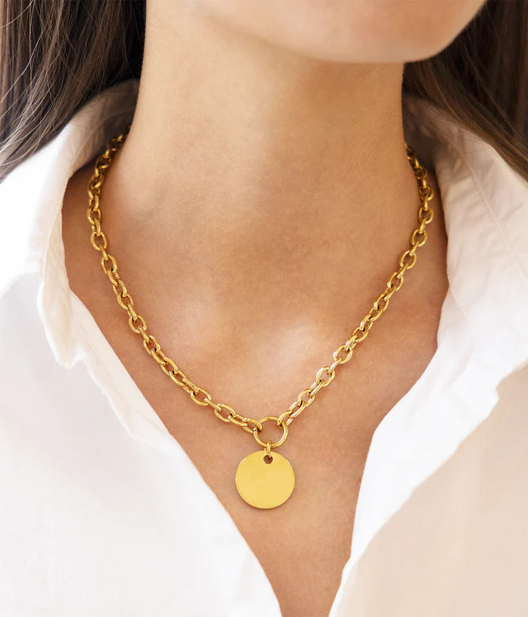 Collier Amato Zag porté collier maille épaisse doré