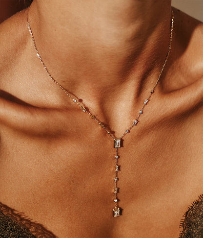 Collier Athis Zag porté bijou doré fin et lumineux